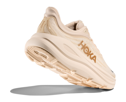 Hoka W Bondi 9, dämpad damsko. Perfekt för en mjuk och skonsam löpning. Även en super bra arbetssko som avlastar kroppen under hela dagen. Här i beige nyans. Köp hos dina Hoka specialister i Sverige idag!