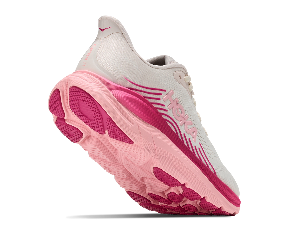 Hoka Clifton 11 dam i Rose Cream / Dewy Pink, sko sedd snett bakifrån