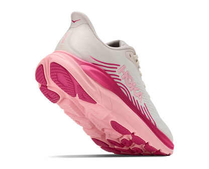 Hoka Clifton 11 dam i Rose Cream / Dewy Pink, sko sedd snett bakifrån