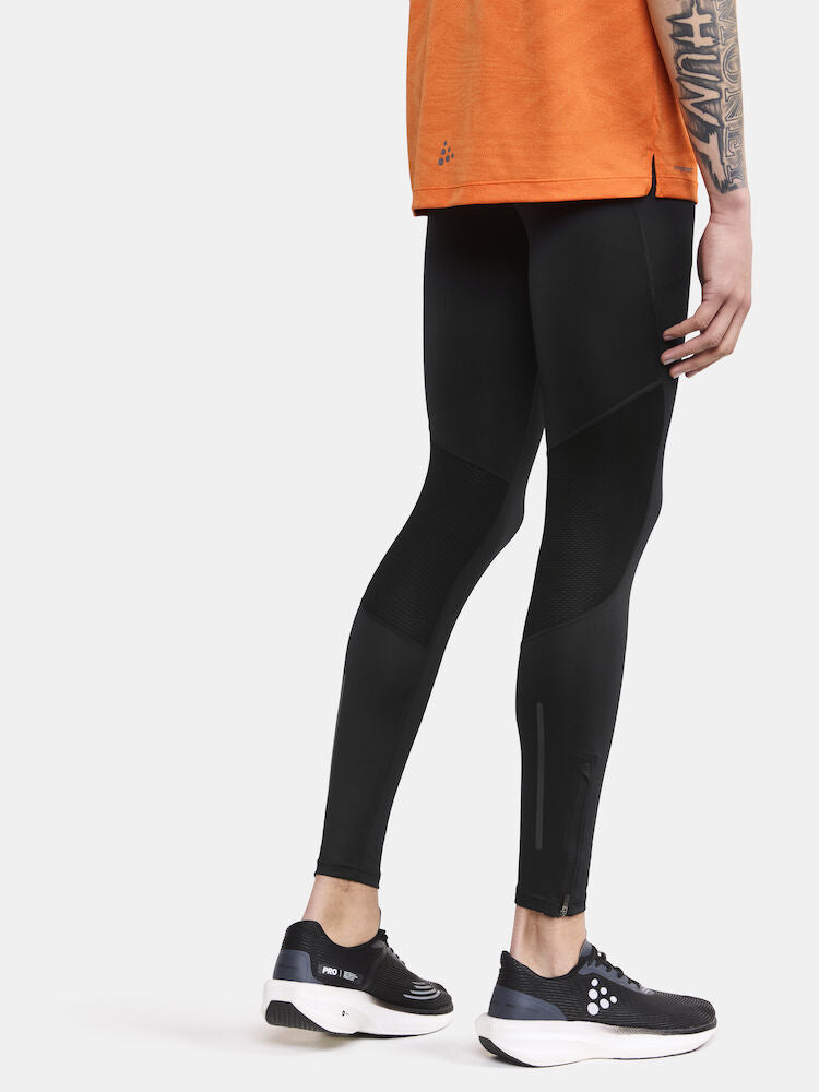 Craft ADV Essence Zip Tights. Svarta tights med elastiskt resår samt dragsko i midjan. Stor mobilficka höger ben. Ficka med dragkedja baktill. Dragkedja vid benslut. Reflekterande print baktill.