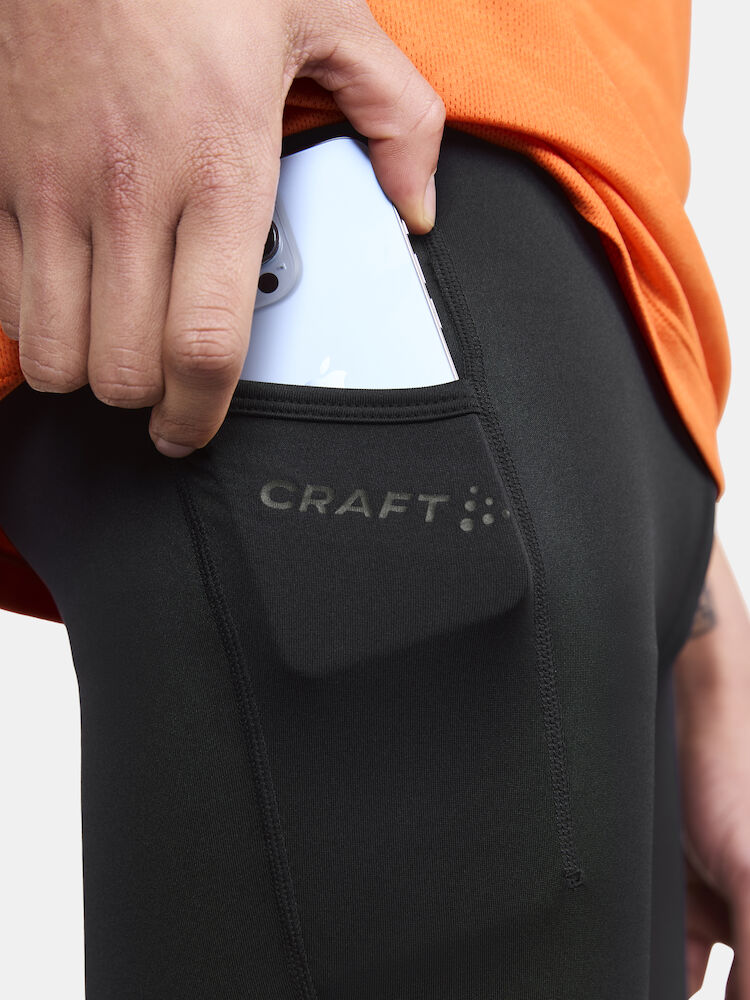 Craft ADV Essence Zip Tights. Svarta tights med elastiskt resår samt dragsko i midjan. Stor mobilficka höger ben. Ficka med dragkedja baktill. Dragkedja vid benslut. Reflekterande print baktill.