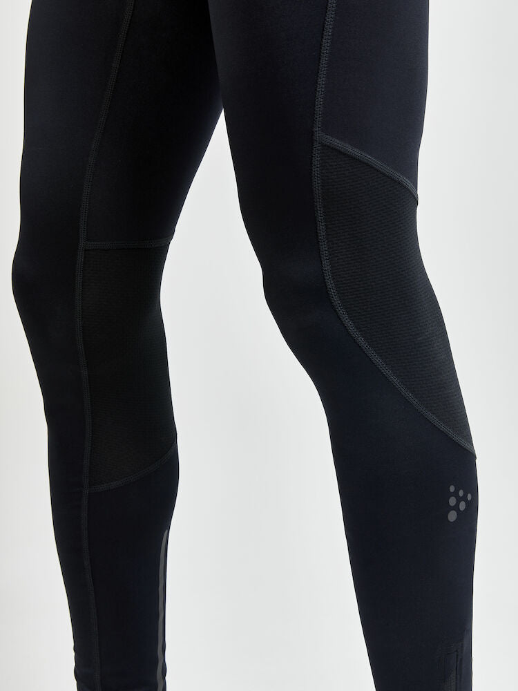 Craft ADV Essence Zip Tights. Svarta tights med elastiskt resår samt dragsko i midjan. Stor mobilficka höger ben. Ficka med dragkedja baktill. Dragkedja vid benslut. Reflekterande print baktill.