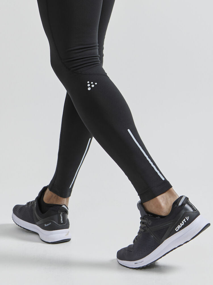 Craft ADV Essence Warm Tights. Svarta tights med elastisk resår i midjan samt dragsko för perfekt passform. Ficka med blixtlås baktill. Reflekterande detaljer samt logga på låret.