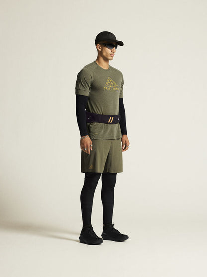ADV Trail Wool SS Tee. Grön Tunn Löpar t-shirt i Ull-blandning för intensiv trail-löpning. Slits i sidor och regular fit för en avslappnad look. Tryck på bröstet.