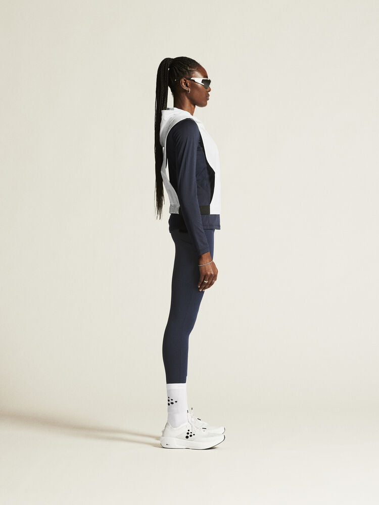 Craft ADV Essence High Waist Warm Tights. Mörkblå tights i dammodell med bred resår i midjan. Två stora ytterfickor på benen samt nyckelficka i midjan. 
