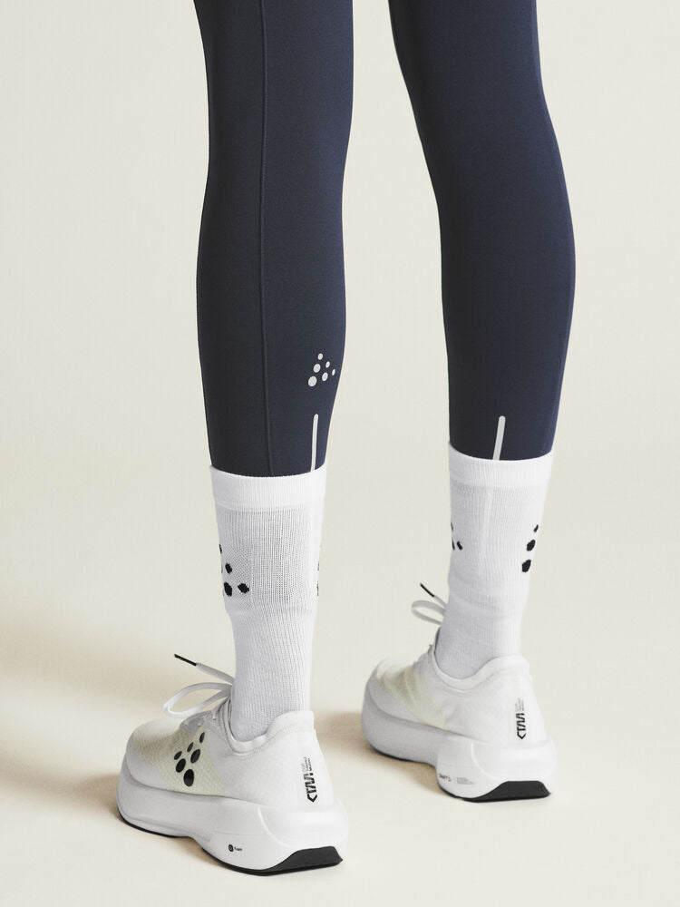 Craft ADV Essence High Waist Warm Tights. Mörkblå tights i dammodell med bred resår i midjan. Två stora ytterfickor på benen samt nyckelficka i midjan. 