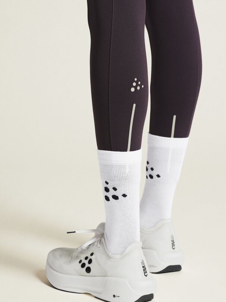 Craft ADV Essence High Waist Warm Tights. Lila tights i dammodell med bred resår i midjan. Två stora ytterfickor på benen samt nyckelficka i midjan. 
