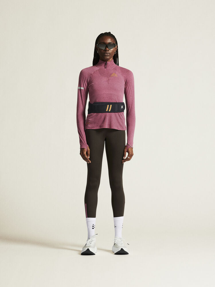 ADV SubZ Wool LS Tee 3 Rosa Långärmad polotröja med dragkedja i halsen. Merinoull-blandning för värme och komfort. Hål för tumme ärmslut. Reflekterande detaljer. Ventilerande mesh-panel i rygg. 