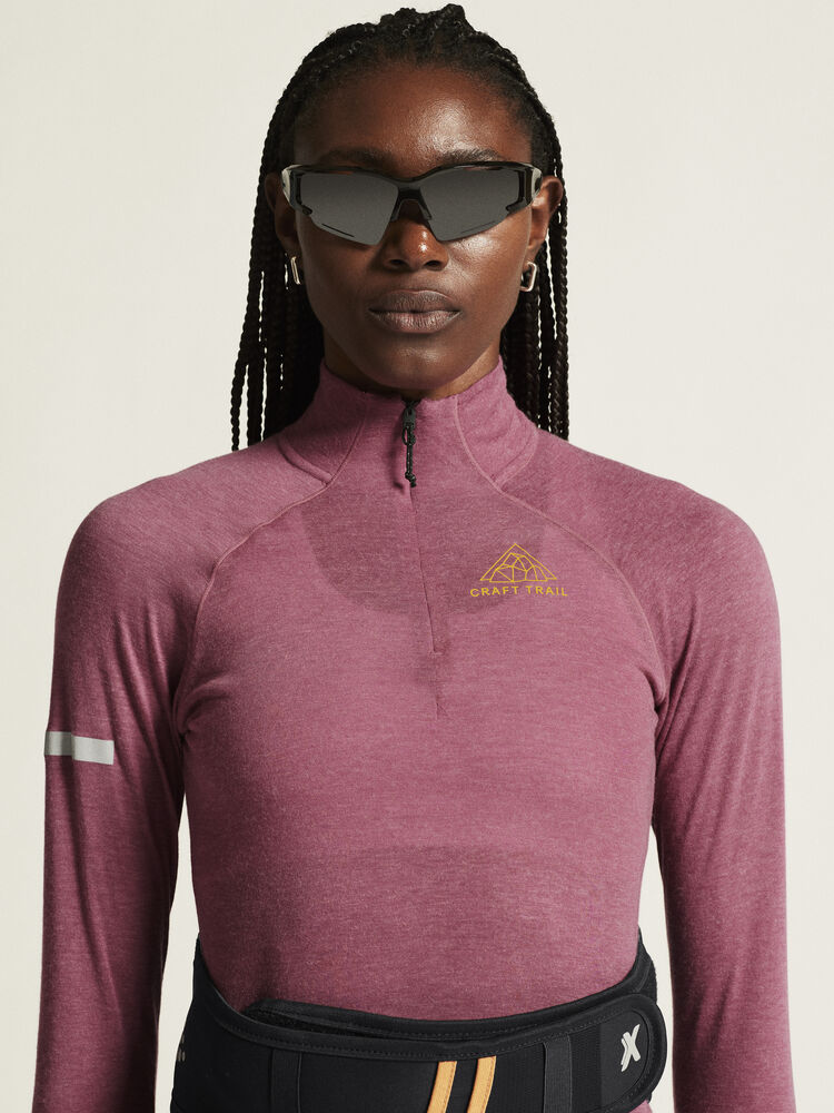 ADV SubZ Wool LS Tee 3 Rosa Långärmad polotröja med dragkedja i halsen. Merinoull-blandning för värme och komfort. Hål för tumme ärmslut. Reflekterande detaljer. Ventilerande mesh-panel i rygg. 