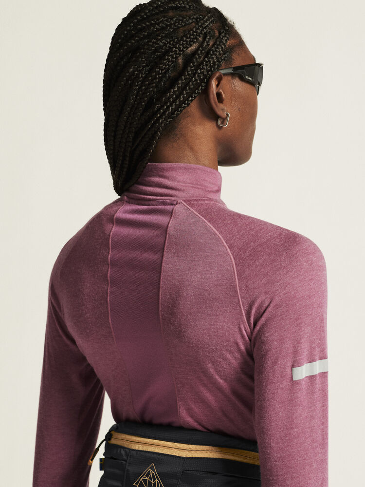 ADV SubZ Wool LS Tee 3 Rosa Långärmad polotröja med dragkedja i halsen. Merinoull-blandning för värme och komfort. Hål för tumme ärmslut. Reflekterande detaljer. Ventilerande mesh-panel i rygg. 