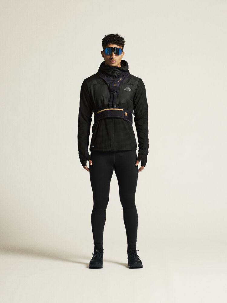 Svarta tights med bred resår i midjan samt dragsko för perfekt passform. Mobilficka på benet med dragkedja samt tre meshfickor baktill för gel etc. Dragkedja benslut.