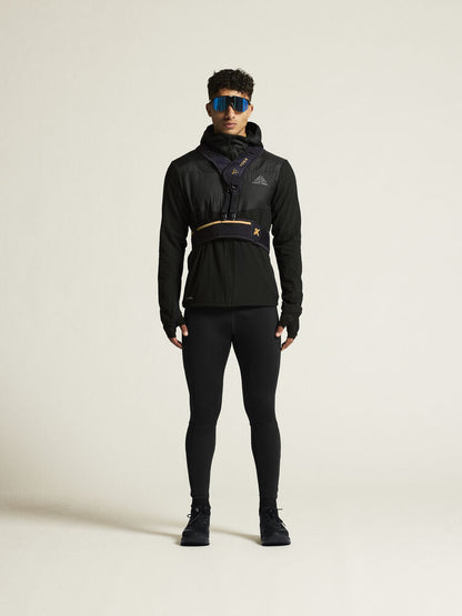 Svarta tights med bred resår i midjan samt dragsko för perfekt passform. Mobilficka på benet med dragkedja samt tre meshfickor baktill för gel etc. Dragkedja benslut.