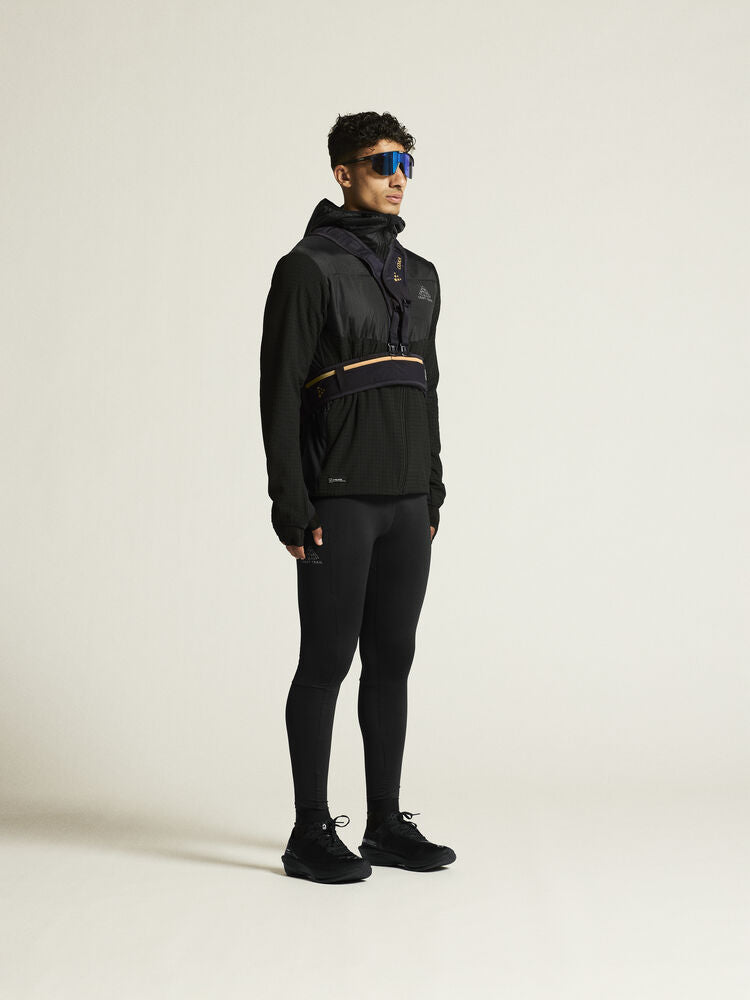 Svarta tights med bred resår i midjan samt dragsko för perfekt passform. Mobilficka på benet med dragkedja samt tre meshfickor baktill för gel etc. Dragkedja benslut.