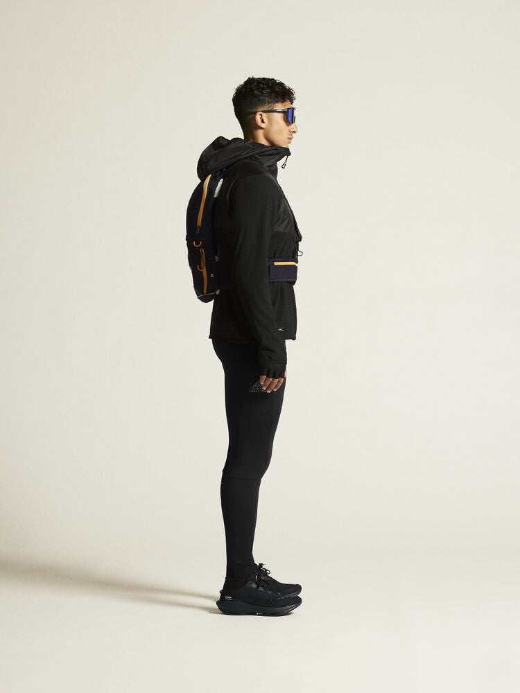 Svarta tights med bred resår i midjan samt dragsko för perfekt passform. Mobilficka på benet med dragkedja samt tre meshfickor baktill för gel etc. Dragkedja benslut.