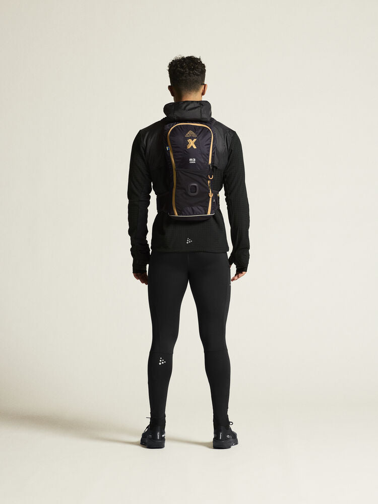 Svarta tights med bred resår i midjan samt dragsko för perfekt passform. Mobilficka på benet med dragkedja samt tre meshfickor baktill för gel etc. Dragkedja benslut.