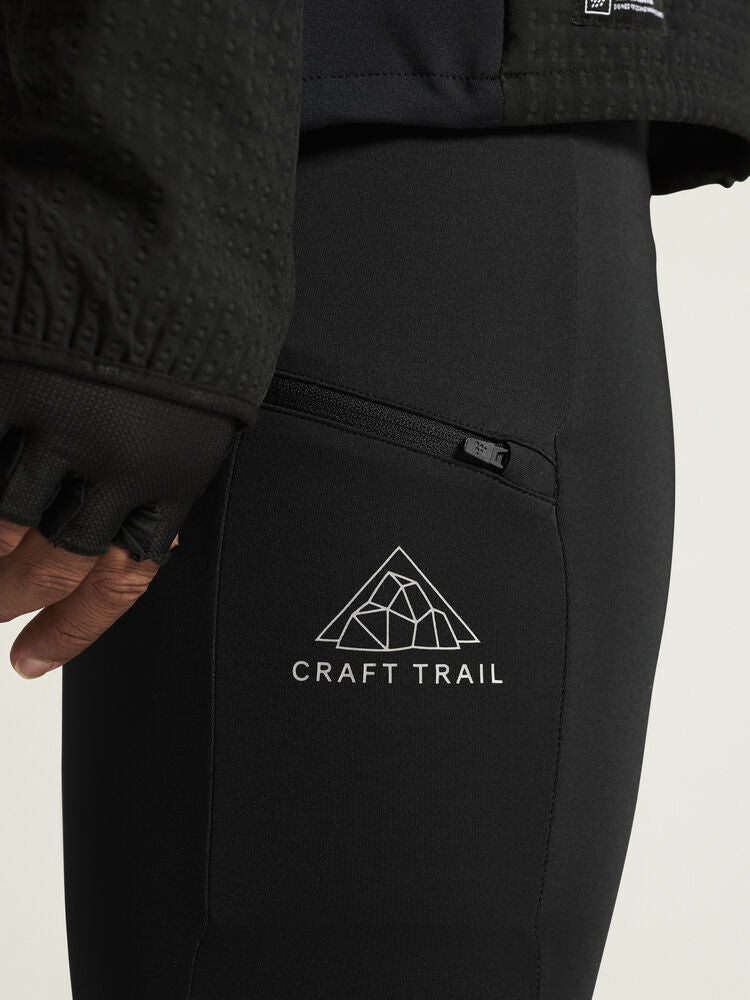 Svarta tights med bred resår i midjan samt dragsko för perfekt passform. Mobilficka på benet med dragkedja samt tre meshfickor baktill för gel etc. Dragkedja benslut.