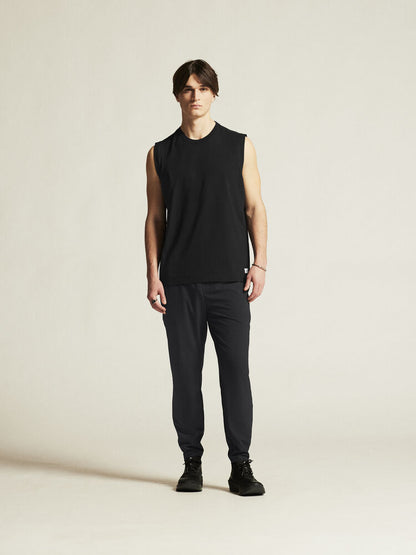 Craft Collective Relaxed SL Tee M. Ärmlös t-shirt till herr för träning och vardag. Avslappnad passform. Svart med vit Craft etikett ned till vänster fram. 