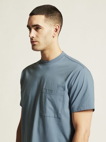 Craft Collective Relaxed SS Tee M. Blå, avslappnad t-shirt till herr för träning och vardag. Bröstficka på vänster sida. Craft etikett nedtill på vänster sida. 