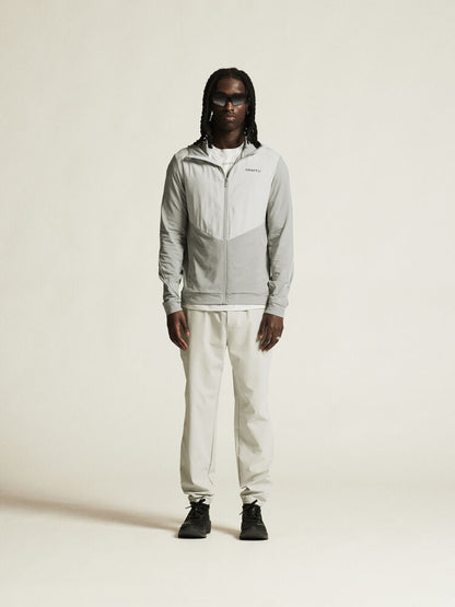 Craft Collective Structure Pants M. Gråa träningsbyxor med elastisk midja och justerbar dragsko. Två sidfickor och en bakficka med dragkedja.