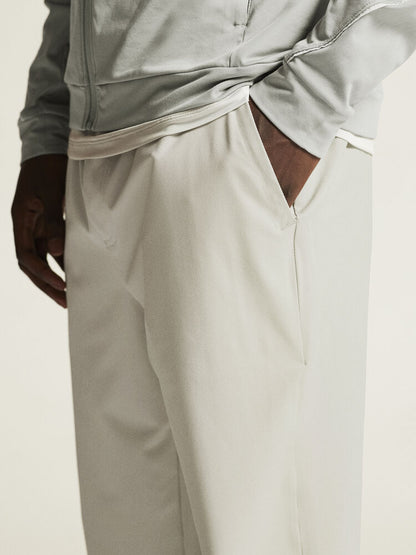 Craft Collective Structure Pants M. Gråa träningsbyxor med elastisk midja och justerbar dragsko. Två sidfickor och en bakficka med dragkedja.