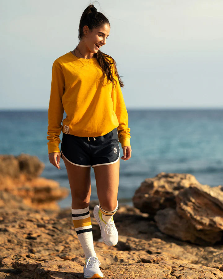 Gul sweatshirt i plysch. Unisexplagg med avslappnad passform.  Satinetikett på höger sida. 