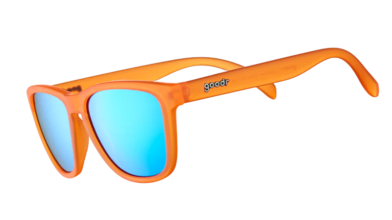 goodr Donkey Goggles. Orangea bågar med blått glas. Den speciella greppbeläggningen på bågen gör att brillorna sitter stabilt vid aktivitet. Dessutom är det polariserade UV400-linser som skyddar dig mot UV-A och UV-B strålning. 