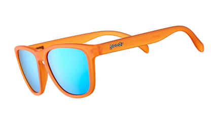 goodr Donkey Goggles. Orangea bågar med blått glas. Den speciella greppbeläggningen på bågen gör att brillorna sitter stabilt vid aktivitet. Dessutom är det polariserade UV400-linser som skyddar dig mot UV-A och UV-B strålning. 