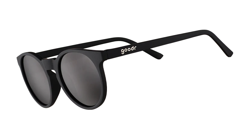 goodr It's not black it's obsidian. Svarta solglasögon med rund retromodell framtagna för att vara snygga träningsglasögon som sitter där dom ska under aktivitet. Ger en cool look som passar utmärkt till vardags när solens strålar når våra breddgrader. 