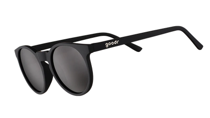 goodr It's not black it's obsidian. Svarta solglasögon med rund retromodell framtagna för att vara snygga träningsglasögon som sitter där dom ska under aktivitet. Ger en cool look som passar utmärkt till vardags när solens strålar når våra breddgrader. 