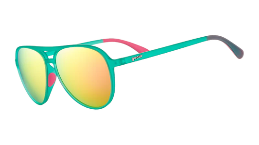 goodr Kitty Hawkers' Ray Blockers. Gröna pilotbrillor med speglande rosa lins. Specialutvecklad greppbeläggning som förhindrar att glasögonen glider - även när du svettas. Polariserade linser. 