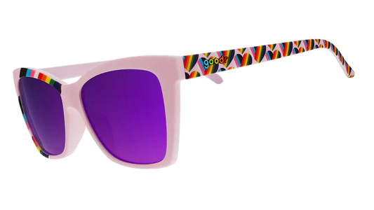 goodr Our Gay Agenda. Lila regnbågsflagg-print på Pop G-bågarna och lila, reflekterande linser. Stabil passform som sitter kvar även under de mest svettiga aktiviteterna. Polariserade linser. Perfekt för träning, löpning eller utomhusaktiviteter. 