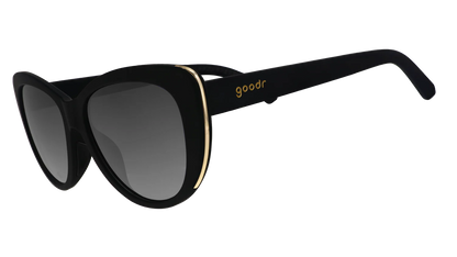 goodr It's Noir, Darling. Eleganta svarta cat-eye solglasögon med gulddetalj. Den speciella greppbeläggningen på ramen gör att glasen sitter stabilt utan en tung ram vilket ger en väldigt låg vikt. De polariserade UV400-linserna skyddar dig mot UV-A och UV-B strålning. 