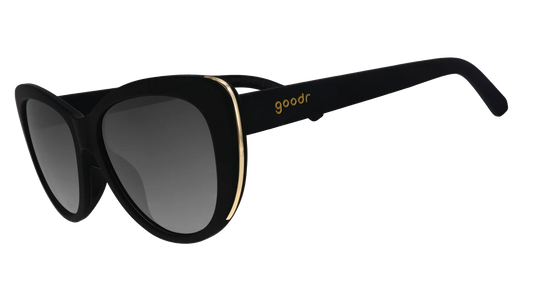 goodr It's Noir, Darling. Eleganta svarta cat-eye solglasögon med gulddetalj. Den speciella greppbeläggningen på ramen gör att glasen sitter stabilt utan en tung ram vilket ger en väldigt låg vikt. De polariserade UV400-linserna skyddar dig mot UV-A och UV-B strålning. 