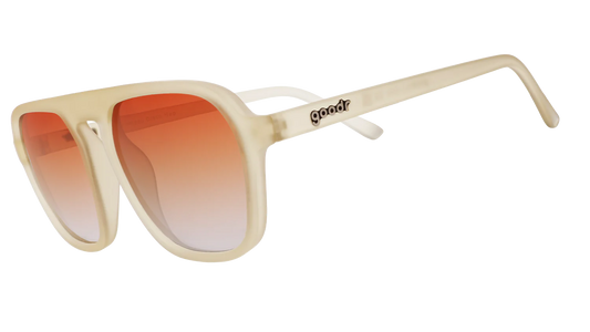 goodr Impromptu Disco Nap. Solglasögon designade för en mellanstor passform och lagom stora för de flesta ansikten. Klassiska fyrkantiga aviator-bågar i transparent grå/beige med orangea glas. Polariserade linser och specialgreppbeläggning som förhindrar att glasögonen glider. 