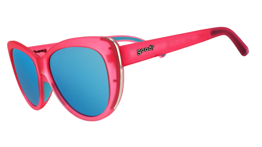 goodr Flamingo Couture. Cat-eye solglasögon med rosa båge och en speglande blå lins. Speciell greppbeläggning som gör att glasen sitter stabilt utan en tung ram - vilket ger en väldigt låg vikt. De polariserade UV400-linserna skyddar dig mot UV-A och UV-B strålning. 
