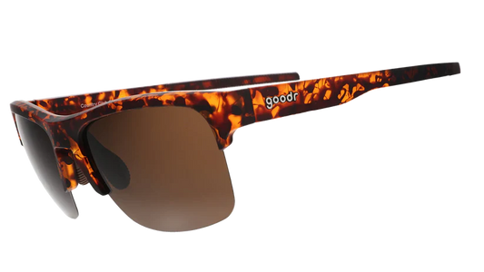 goodr Country Club Crasher. Brun sköldpaddsmönstrad design, dubbla omslutande linser och halvbåge. Den större modellen ger stabil passform medan det justerbara nässtödet säkerställer att de sitter där de ska.. Specialutvecklad greppbeläggning som förhindrar att glasögonen glider och polariserade linser. 