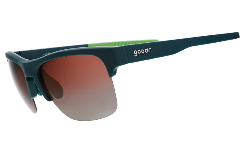 goodr Lawn Mower Drag Race. Sportig helgrön design med rosa gradientlinser. Den större modellen ger stabilitet för bredare ansikten och det fullt justerbara nässtödet ger en skräddarskydd passform - oavsett om du springer, cyklar eller bara vill se snabb ut i trädgården. Specialutvecklad greppbeläggning och polariserade linser. 