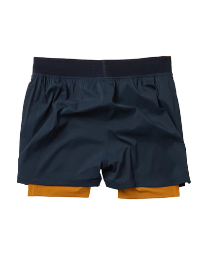 Marinblå 2-1 shorts med ett ytterlager av lätt funktionsmaterial. Under finns ett par gula kompressionstights med sidfickor på båda benen. Vit logotyp på framsidan, vänster ben. Midjebandet säkras med invändig snörning. 