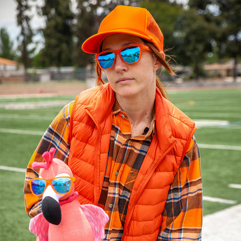 goodr Donkey Goggles. Orangea bågar med blått glas. Den speciella greppbeläggningen på bågen gör att brillorna sitter stabilt vid aktivitet. Dessutom är det polariserade UV400-linser som skyddar dig mot UV-A och UV-B strålning. 