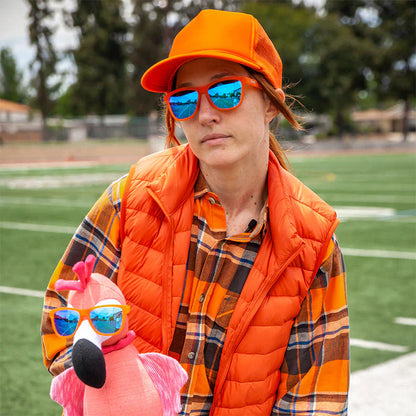 goodr Donkey Goggles. Orangea bågar med blått glas. Den speciella greppbeläggningen på bågen gör att brillorna sitter stabilt vid aktivitet. Dessutom är det polariserade UV400-linser som skyddar dig mot UV-A och UV-B strålning. 