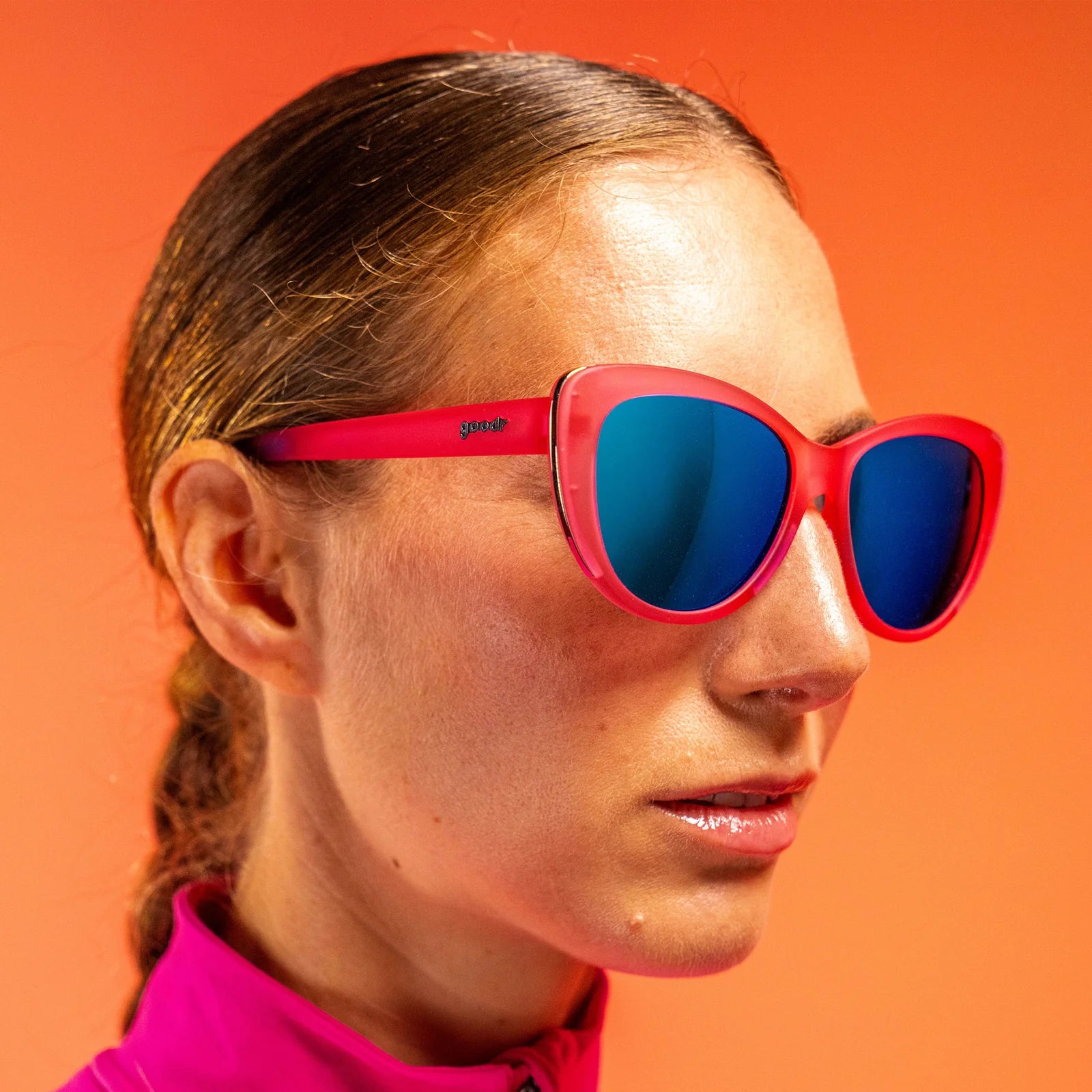 goodr Flamingo Couture. Cat-eye solglasögon med rosa båge och en speglande blå lins. Speciell greppbeläggning som gör att glasen sitter stabilt utan en tung ram - vilket ger en väldigt låg vikt. De polariserade UV400-linserna skyddar dig mot UV-A och UV-B strålning. 