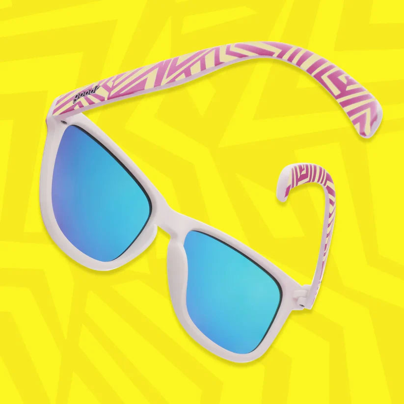 goodr Neon Is My Neutral. Limited edition solglasögon från goodr som skiftar färg i solen - från benvit till iögonfallande lila och syrligt gul. De rosa, spegelblanka linserna fulländar looken och ger dig både stil och funktion. Designade för medelstora ansikten. Polariserade linser. 