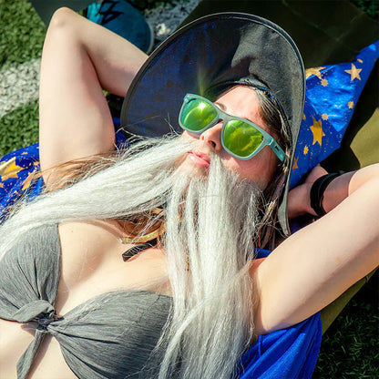 goodr Sunbathing With Wizards. Grön/blå båge med speglande lins. Får dig att synas på träningspassen och till vardags. Oavsett fart eller ojämna aktiva stunder så sitter dina goodr där dom ska! Polariserade för att skydda ögonen ifrån UV-strålning. 