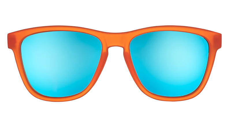goodr Donkey Goggles. Orangea bågar med blått glas. Den speciella greppbeläggningen på bågen gör att brillorna sitter stabilt vid aktivitet. Dessutom är det polariserade UV400-linser som skyddar dig mot UV-A och UV-B strålning. 
