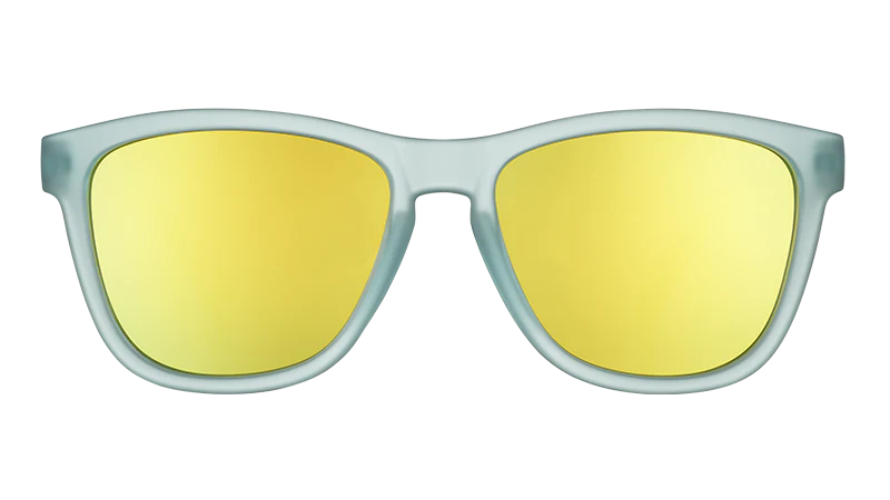 goodr Sunbathing With Wizards. Grön/blå båge med speglande lins. Får dig att synas på träningspassen och till vardags. Oavsett fart eller ojämna aktiva stunder så sitter dina goodr där dom ska! Polariserade för att skydda ögonen ifrån UV-strålning. 