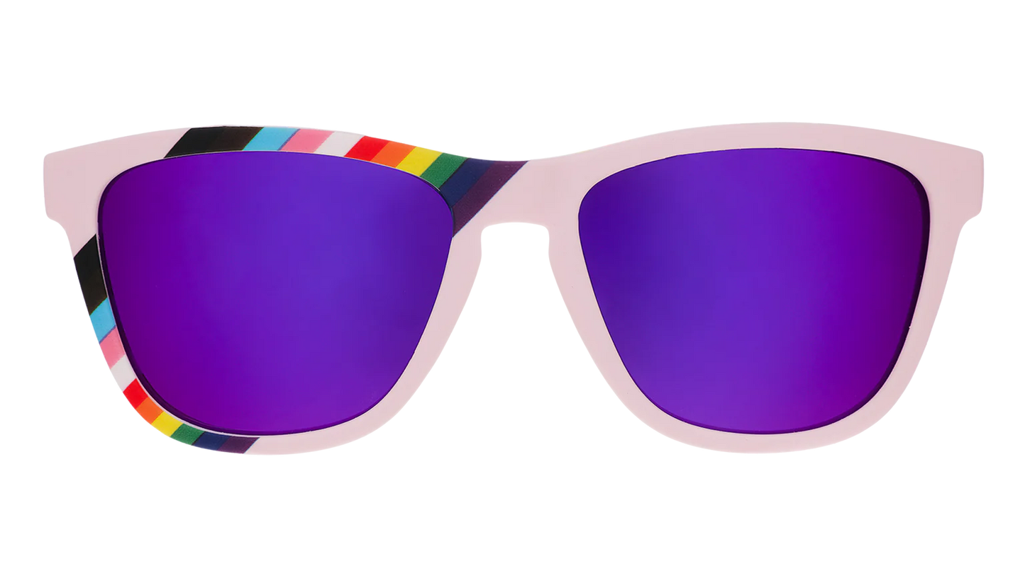 goodr We're Here to Slay. Exklusiva Pride-solglasögon från goodr med stilrena lavenderlila bågar med hjärtan i regnbågsfärger längst med bågarna och en regnbågsflagga över ena bågen, spegelblanka lilla linser. Passform Medium - perfekt för normalstora ansikten. Spegelreflekterande linser som minskar bländning och skyddar ögonen. 