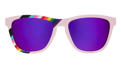 goodr We're Here to Slay. Exklusiva Pride-solglasögon från goodr med stilrena lavenderlila bågar med hjärtan i regnbågsfärger längst med bågarna och en regnbågsflagga över ena bågen, spegelblanka lilla linser. Passform Medium - perfekt för normalstora ansikten. Spegelreflekterande linser som minskar bländning och skyddar ögonen. 