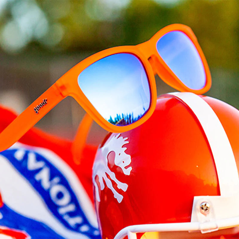 goodr Donkey Goggles. Orangea bågar med blått glas. Den speciella greppbeläggningen på bågen gör att brillorna sitter stabilt vid aktivitet. Dessutom är det polariserade UV400-linser som skyddar dig mot UV-A och UV-B strålning. 