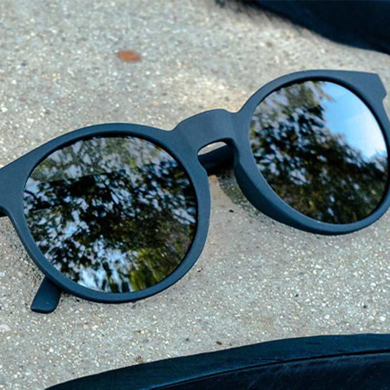 goodr It's not black it's obsidian. Svarta solglasögon med rund retromodell framtagna för att vara snygga träningsglasögon som sitter där dom ska under aktivitet. Ger en cool look som passar utmärkt till vardags när solens strålar når våra breddgrader. 