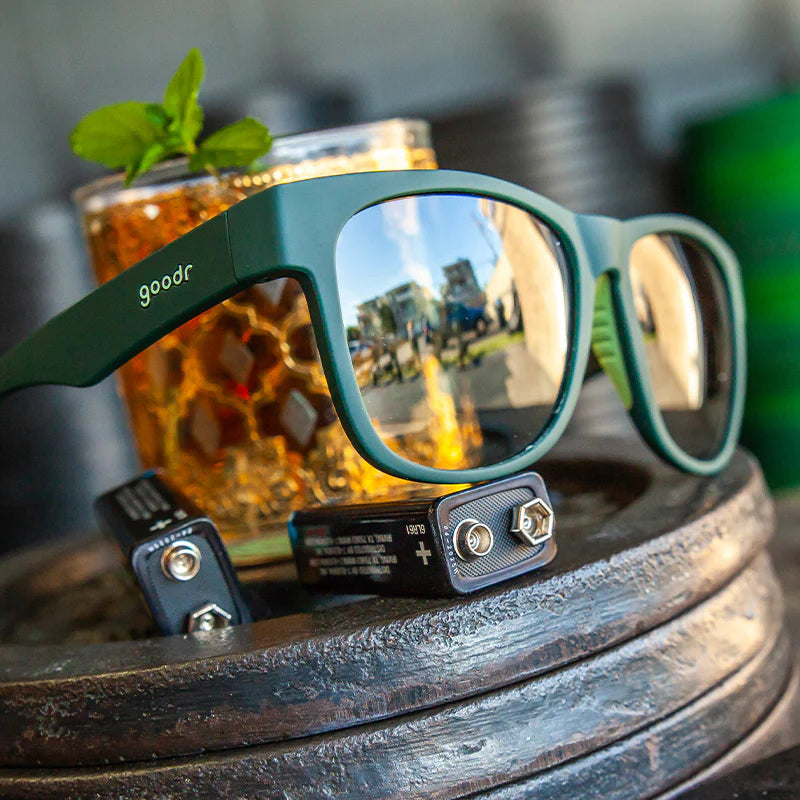 goodr Mint Julep Electroshocks. Klassisk båge i mörkgrönt med enfärgad grön lins. Den speciella greppbeläggningen på ramen gör att glasen sitter stabilt utan en tung ram vilket ger en väldigt låg vikt. De polarierade UV400-linserna skyddar dig mot UV-A och UV-B strålning